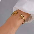 Eleganter goldener Armreif mit Schleifen-Motiv und Cut-out-Details am Handgelenk - Schleife mit Rundloch-Dekorationsstil (BR25Y0725-1)
