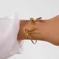 Goldener offener Armreif mit eleganten 3D-Schleifen-Akzenten am Handgelenk - Einfacher 3D-Schleifenstil (BR25Y0725-2)