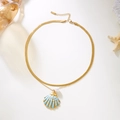 Collier bohème doré avec pendentif coquillage émail bleu et détail perle blanche - Coquille à Double Couche