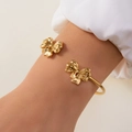 Vergoldetes offenes Armband mit zwei polierten Schleifenmotiven für Damen - Feiner Texturierter Schleifenstil (BR25Y0725-7)