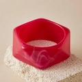 Dettaglio macro del bracciale esagonale in resina rossa con trama di marmo bianco - Stile Marmo Rosso (AB0087-6)