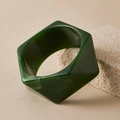Dettaglio di un bracciale esagonale in resina verde scuro con trama effetto marmo - Stile Marmo Verde Scuro (AB0087-8)