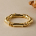 Bracciale minimale a snodo in bambù dorato con segmenti lucidi e design elastico - Stile Metallo Oro Lucido (AB0070-5)