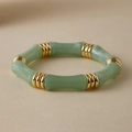 Bracciale in resina stile bambù verde con distanziatori dorati ed elastico - Stile Marmo Verde Chiaro (AB0070-8)