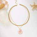 Collar de doble capa dorada con colgante de espiral rosa y perla en fondo blanco - Esmalte Anillo Espiral