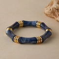 Bracciale moderno con perle in resina marmorizzata blu scuro e dettagli in metallo oro - Stile Marmo Blu Scuro (AB0070-10)