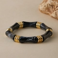Bracciale stile bambù con segmenti in resina marmorizzata bianca e nera e anelli dorati - Stile Marmo Bianco e Nero (AB0070-11)