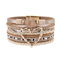 Detailansicht eines mehrlagigen Boho-Armbands mit Herzanhänger und Magnetverschluss - Beige (SZ00116-5)
