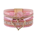 Detail van roze Boheemse meerlaagse armband met hartvormige hanger en kristalaccenten - Roze (SZ00116-11)