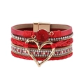 Detail van de rode meerlaagse wikkelarmband met hartbedel en magnetische goudsluiting - Rood (SZ00116-9)