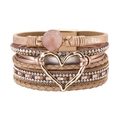Detail van meerlaagse boho-armband met hartbedeltje en sprankelende strass-bandjes - Champagnegoud/Roze (SZ00116-7)