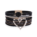 Detail van een boheemse meerlaagse zwarte lederen armband met hartvormige hanger en magneetsluiting - Zilveren hol hart (Zwart) / Zwart (SZ00116-2)