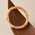 Chique perzikroze acryl kralenarmband met gouden afstandhouders op een droog blad - Perzikroze (AB0091-5)