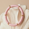 Boheems rekbaar buisarmbandje met roze kralen en gouden accenten op een stenen voet - Helderroze (AB0091-9)