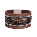 Dettaglio del bracciale multistrato boho in pelle con cristalli e chiusura magnetica - Stile Multistrato Marrone / Marrone