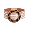 Dettaglio del bracciale multistrato in pelle con anello leopardato e chiusura magnetica d'oro - Fibbia Leopardata a Righe Oro e Bianco (SZ00139-1)