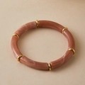Detailopname van de marmeren hars kralen en gouden tussenstukjes van de boho armband - Bonenpastarood Marmer (AB0091-14)