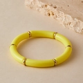 Detail van gele buisvormige stretcharmband met gouden metalen spacers en harssecties - Heldergeel (AB0091-16)