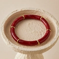 Close-up van Boheemse rode harsbuis armband met gouden kralen op stenen basis - Donkerrood Marmer (AB0091-22)