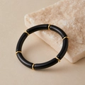 Detail van een boho stretcharmband met zwarte gebogen buisjes en gouden ringen op steen - Zwart (AB0091-25)