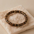 Detail van een bohemien acryl armband met luipaardprint en gouden tussenkralen - Luipaardprint (AB0091-26)