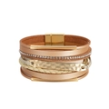 Détail du bracelet multicouche en cuir avec métal martelé or rose et fermoir magnétique - Style Beige Or Rose (SZ00196-3)