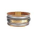 Détail d'un bracelet multicouche en cuir avec tubes dorés, strass et fermoir aimanté - Style Gris Argent (SZ00196-4)