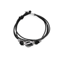 Dettaglio del bracciale multistrato in pelle nera intrecciata con ciondoli in metallo argentato - Nero (SZ00241-1)