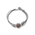 Dettaglio di un bracciale boho multistrato in pelle grigia con perle e pietra di vetro - Grigio (SZ00241-3)