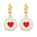Goldene Creolen mit weißen Emaille-Herz-Chatbox-Anhängern für einen trendigen Damen-Look - Weiß