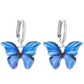 Gros plan détaillé de boucles d'oreilles papillon bleu dégradé avec bords argentés - Style Dégradé Bleu Foncé