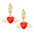 Elegante goldfarbene Klappohrringe mit roten Kristallherzen und Engelsflügel-Detail - Rot