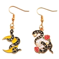 Boucles d'oreilles serpent asymétriques gothiques avec lune jaune, crâne et rose rouge - Style Asymétrique Serpent Lune Crâne Rose (px0316-6)