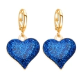 Nahaufnahme goldener Creolen mit funkelnden blauen Herzanhängern und glitzerndem Finish - Blau