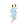 Détail d'un pendentif éclair avec bords en métal doré et remplissage en émail bleu clair - Bleu