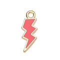 Détail du pendentif éclair en émail rose corail avec finition en alliage doré pour bijoux DIY - Rouge