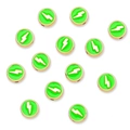 Vue macro de perles éclair de 8mm en émail vert avec bordures dorées pour bijoux DIY - Vert