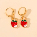 Détail de boucles d'oreilles fraises rouges avec anneaux dorés et motif cœur - Cœur Fraise