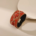 Detalle del brazalete ancho de cuentas rojas con piedras étnicas y cierre magnético - Estilo de piedra tejida roja (SZ00061-3)