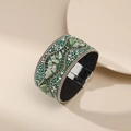 Détail d'un bracelet large bohème avec pierres vertes et fermoir magnétique en argent - Style de pierre à fermoir vert et argent (SZ00061-5)