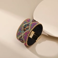Detalle de pulsera boho de cuentas con piedras turquesas y cierre magnético dorado - Estilo tejido multicolor azul lago (SZ00061-8)