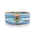 Dettaglio del bracciale bohémien multistrato in pelle con smeraldo e ciondolo a fiocco - Blu (SZ00338-5)