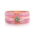 Dettaglio del bracciale multistrato in pelle rosa con strass e ciondolo a fiocco dorato - Rosa Porpora (SZ00338-7)