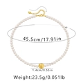 Detailansicht der Perlenkette mit goldener mattierter Kugel und verstellbarem Verschluss - 18K-Gold / Mattes Goldkugel Perlenstil (KN0117)