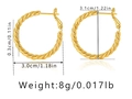 Detailansicht der 18K vergoldeten Messing-Creolen mit gedrehter Textur und Maßangaben - Goldener Gedrehter Musterringstil (KE0908-1 Groß) / 18K-Gold