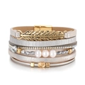 Vue détaillée du bracelet multicouche boho en cuir avec feuille dorée et perles - Style Cuir Argent et Beige (SZ00327-11)