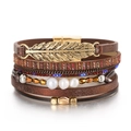 Vue détaillée d'un bracelet de style bohème en cuir multicouche avec perles et feuille - Style Cuir Marron Mélangé (SZ00327-8)