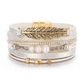 Détail d'un bracelet multicouche bohème avec breloque plume dorée et fermoir aimanté - Style Blanc Argent Or (SZ00327-5)