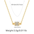 Vue détaillée du collier doré avec pendentif en zircone et dimensions sur fond blanc - Perle Tonneau Cylindrique (KN0270)