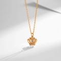 Macro di un ciondolo a corona dorata con pavé di zirconi su una sottile catena raffinata - Stile Intarsiato di Diamanti Corona (KN0291)